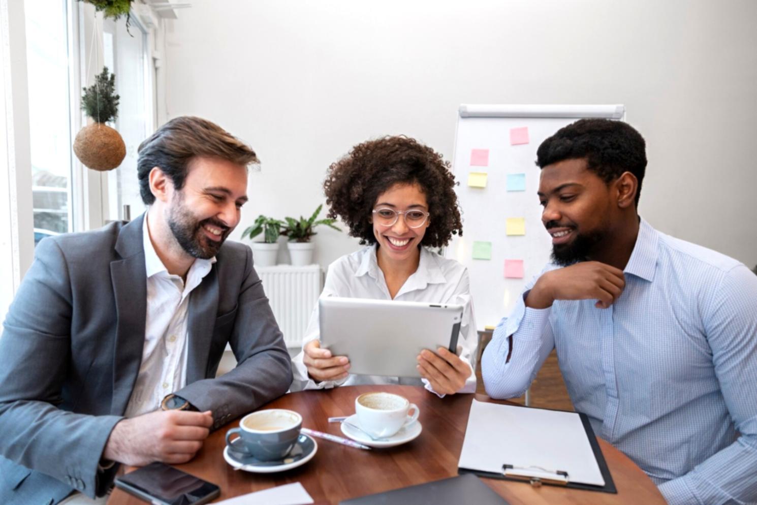 Personne analysant des données financières sur ordinateur portable