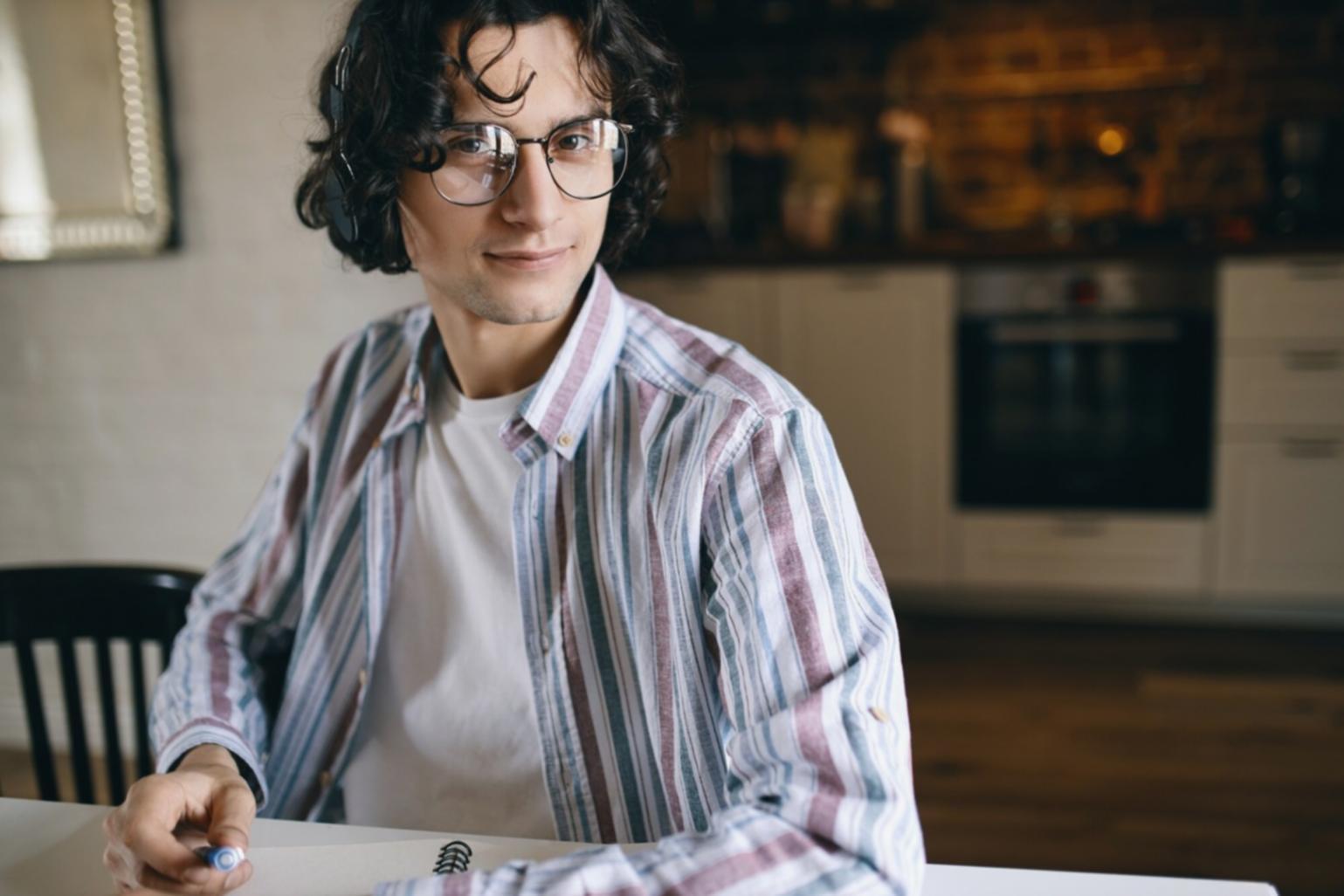 Environnement d'apprentissage collaboratif avec étudiants travaillant ensemble